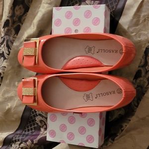 Pre-owned woman's size 7.5 Rasolli salmon colored flats with gold accents
